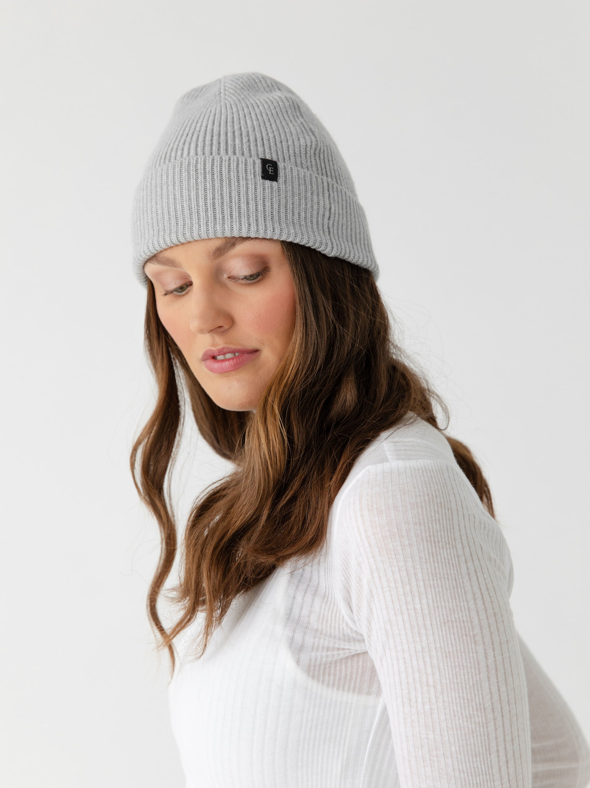 Woman wearing a light gray knit beanie 