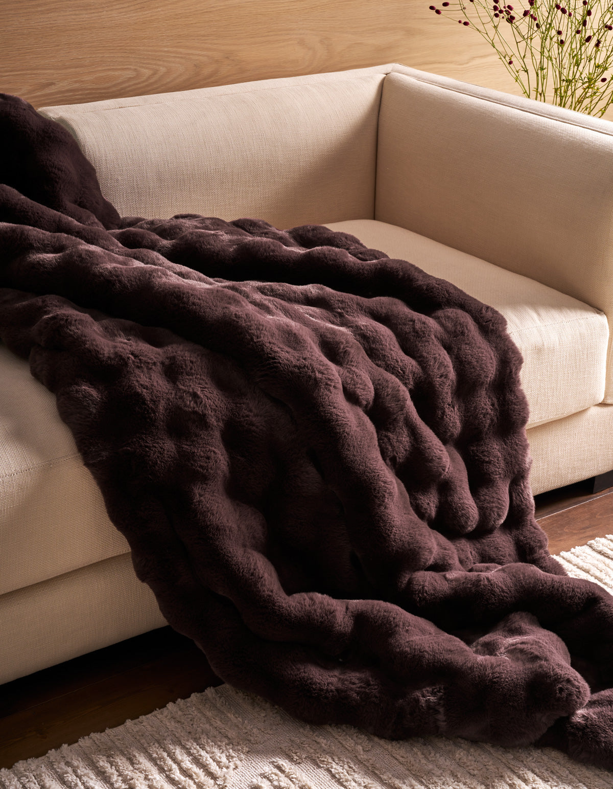 COZ_261023_BubbleCuddleBlanketVignette_Detail_Raisin_Lifestyle.jpg