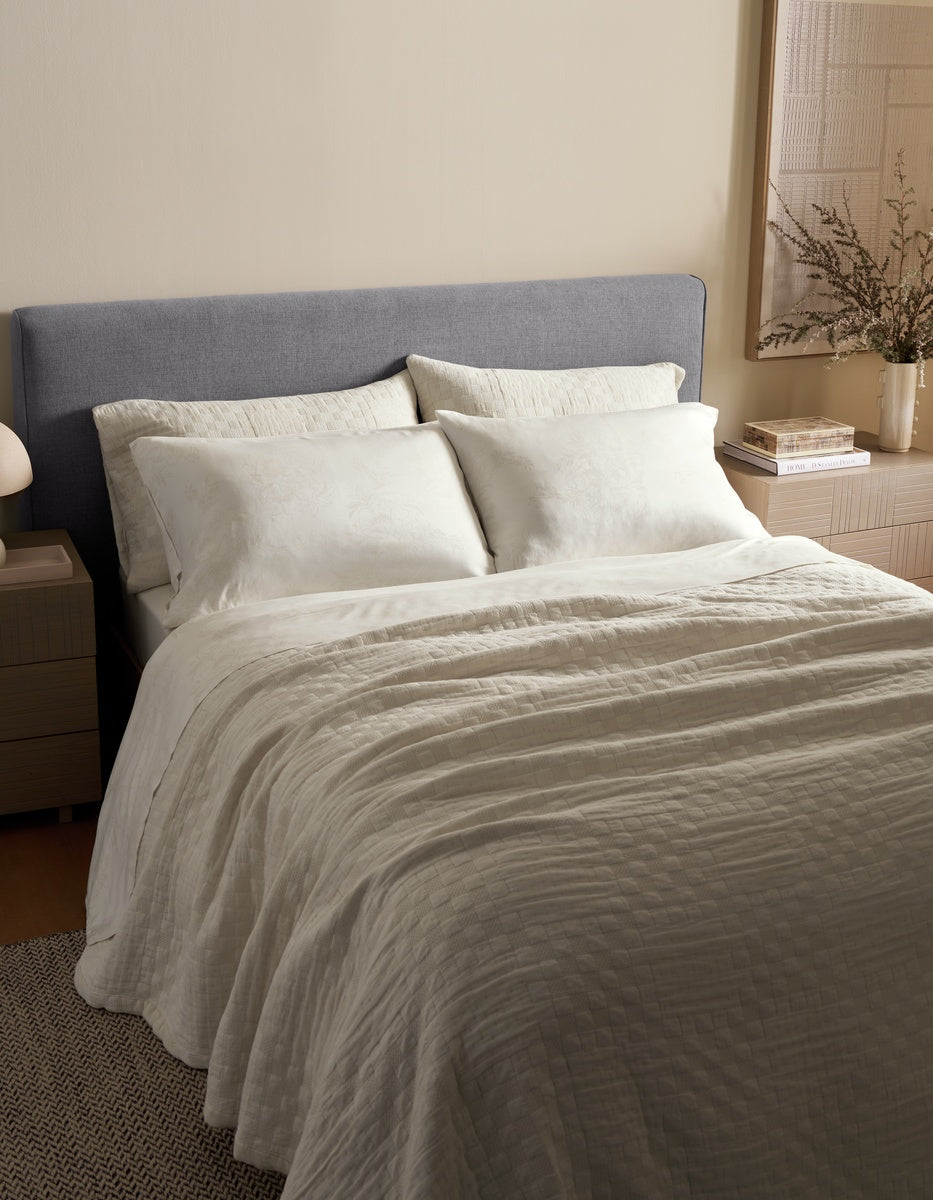 COZ_261023_SonomaStitchQuilt_AltReverse_VintageWhite_Lifestyle.jpg